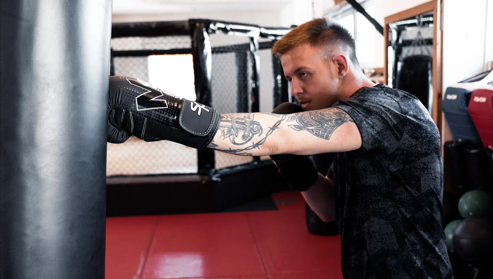 Kickboxen am Sandsack bei X-Fight Minden