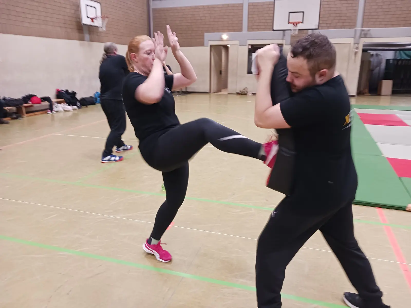 Frau beim Kickboxtraining bei X-Fight Minden