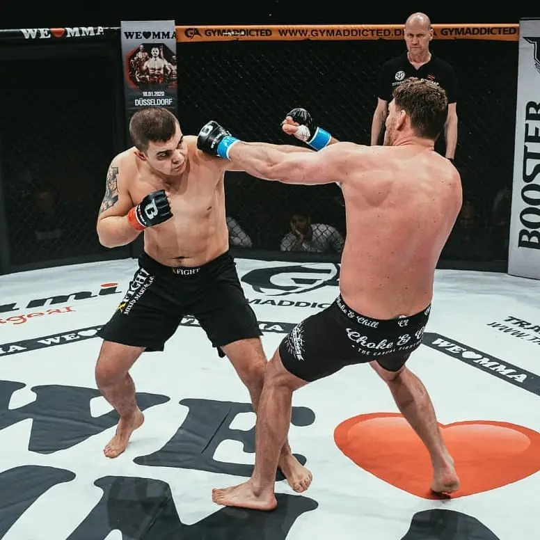 MMA-Kampf im Cage